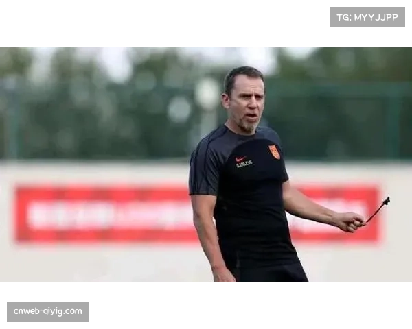 特写:终场哨响,萨勒尼塔纳球员瘫坐草地,保级仅剩理论可能